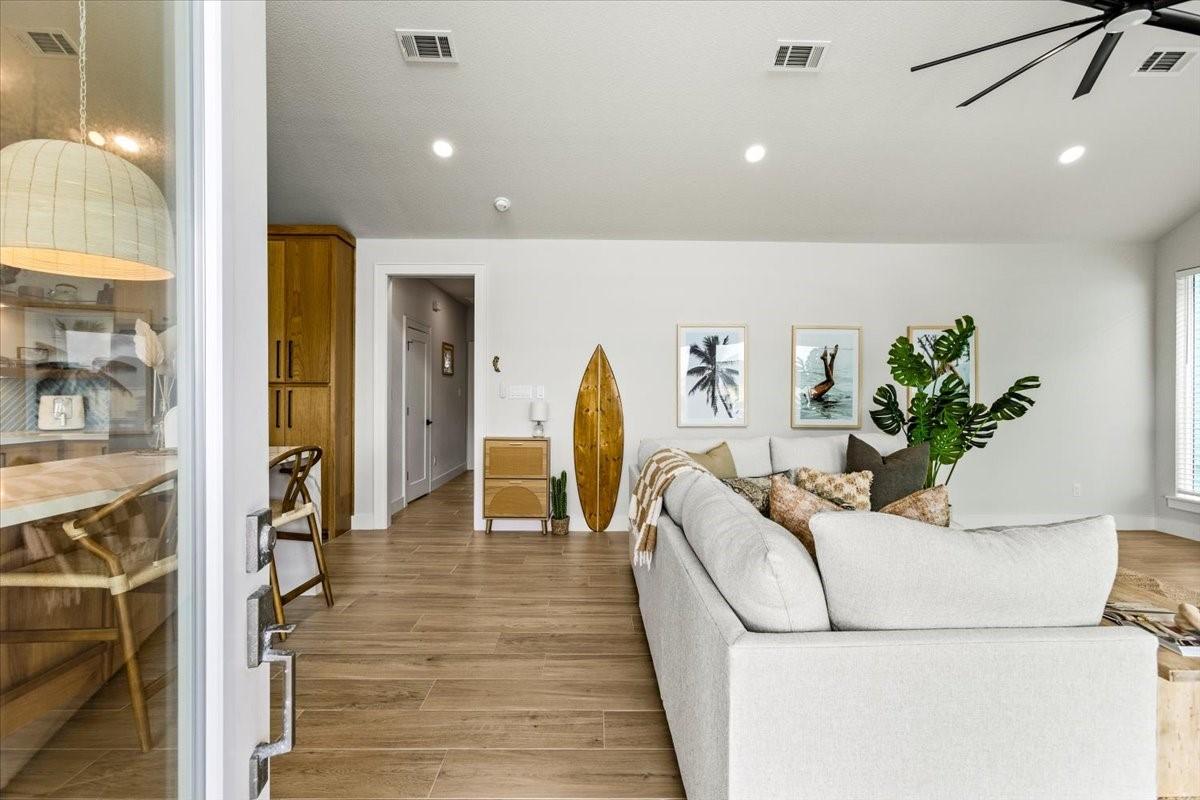 Image 4: Bright and inviting living space with modern decor