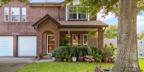 Image 2: Beautiful Brick Home with Large Oak Tree