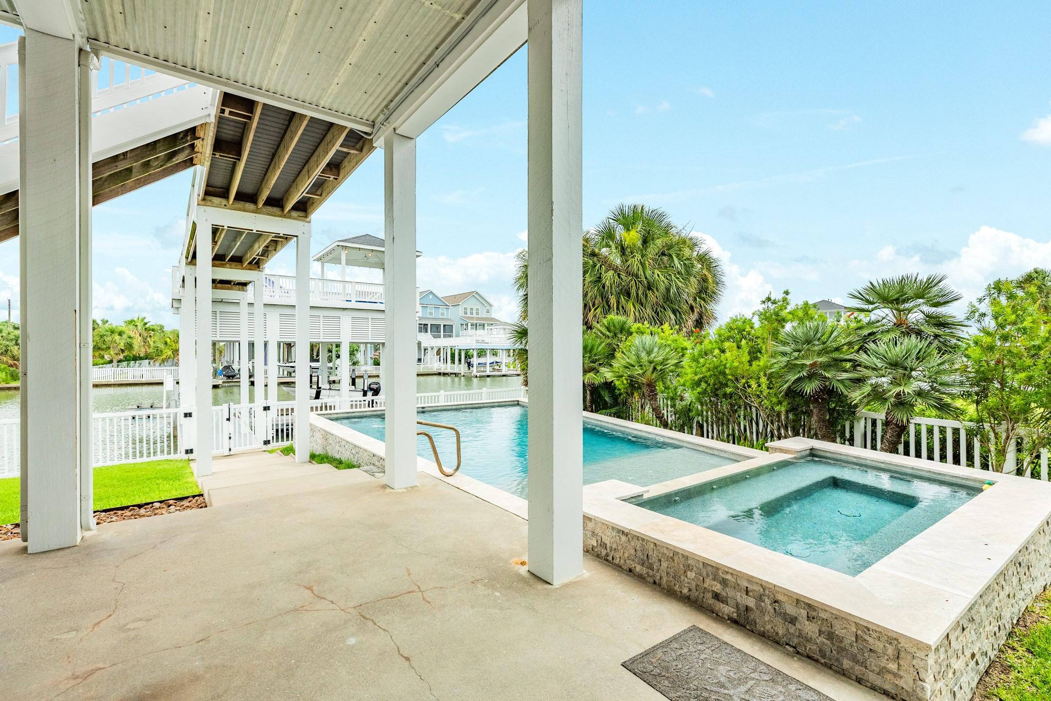 Image 4: Multi level heated pool, with hot tub, splash pad