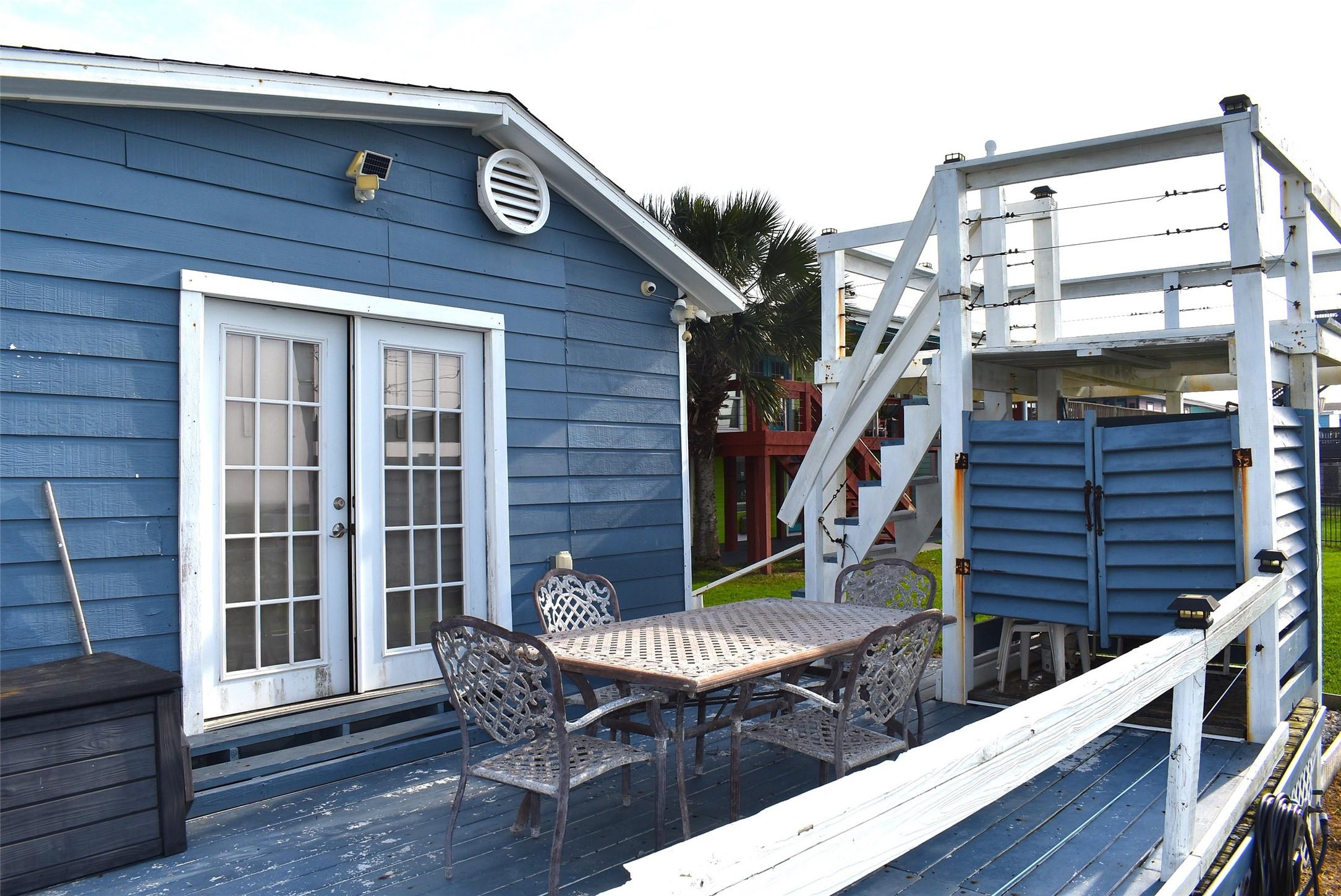 Image 4: Sundeck with lookout tower and storage or outdoor