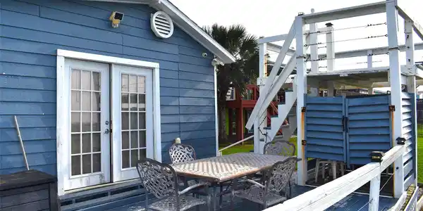 Image 4: Sundeck with lookout tower and storage or outdoor
