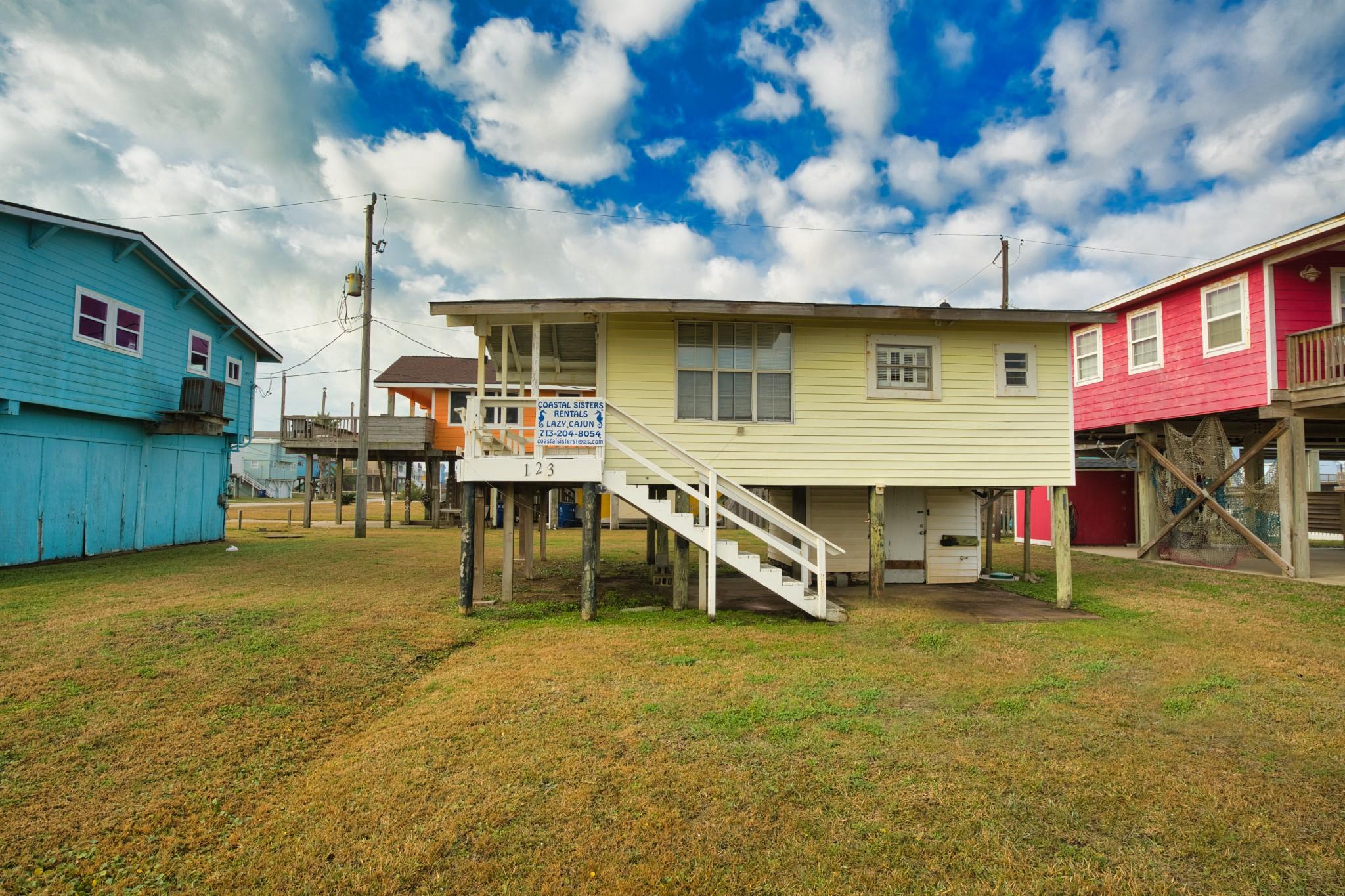 Image 2: Cute 1 bedroom 1 bathroom beach side bungalow!