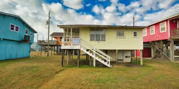 Image 2: Cute 1 bedroom 1 bathroom beach side bungalow!