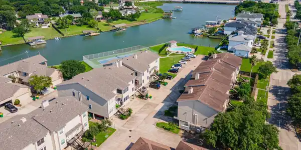 1910 Harbour Drive