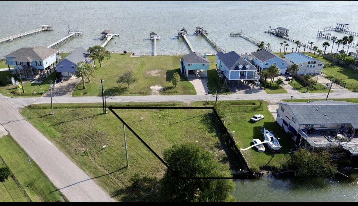 Image 2: 80 feet of unobstructed bay views from the front o