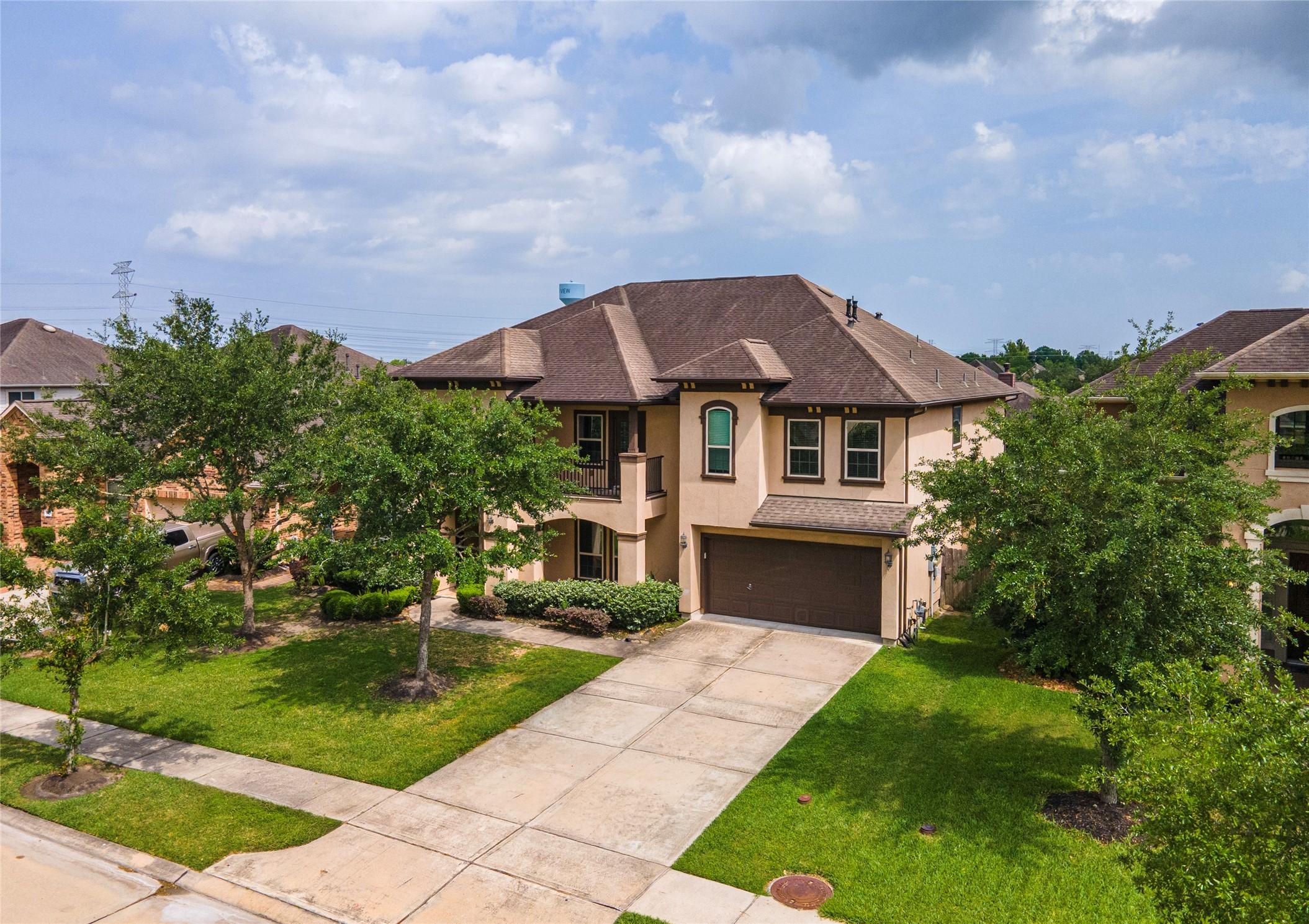 Image 1: Spacious and beautiful 5 bedroom 4 full and 2 half