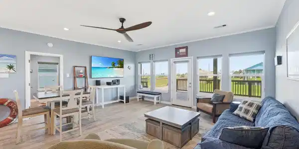 Image 4: Spacious and bright living area.