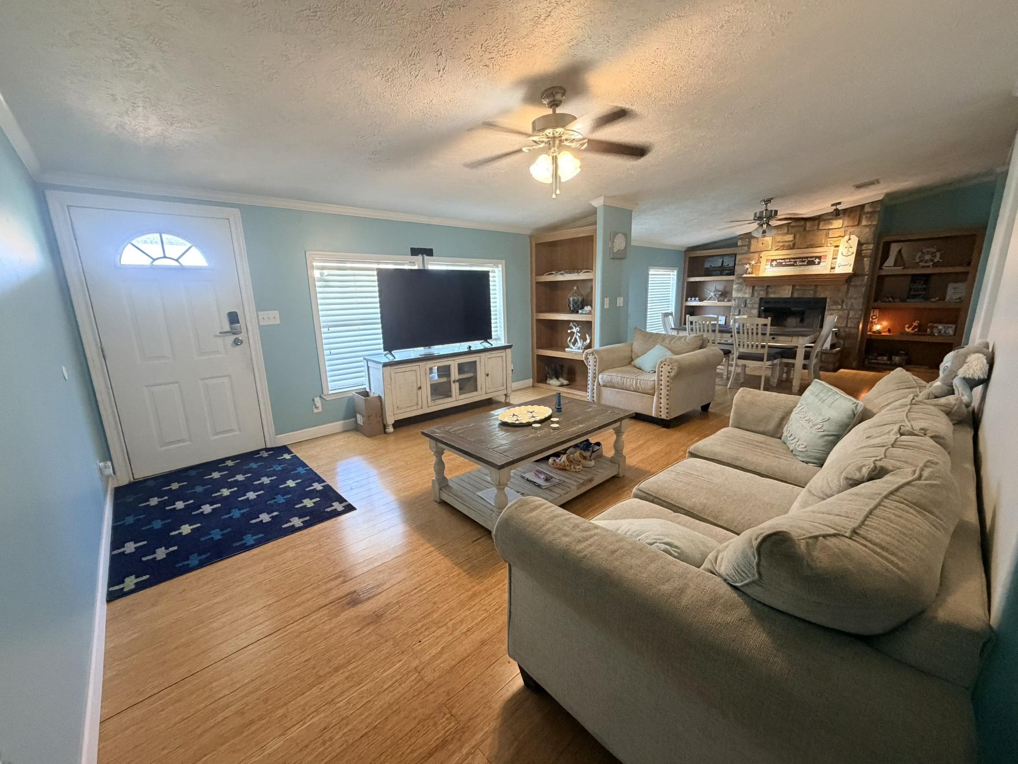 Image 3: Living area