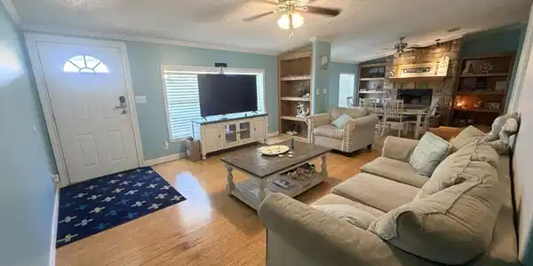Image 3: Living area