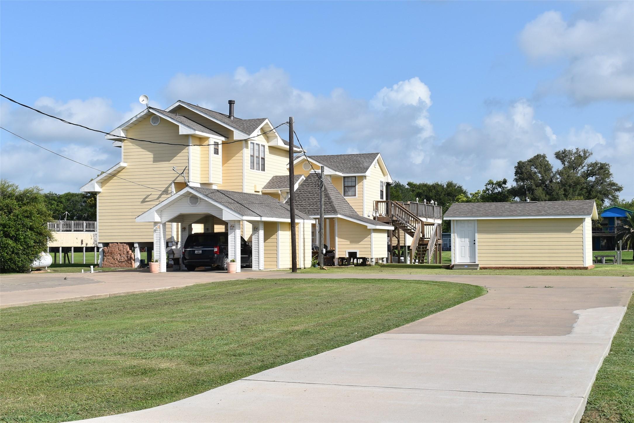 Image 2: Two lots with circle drive, nice covered carport