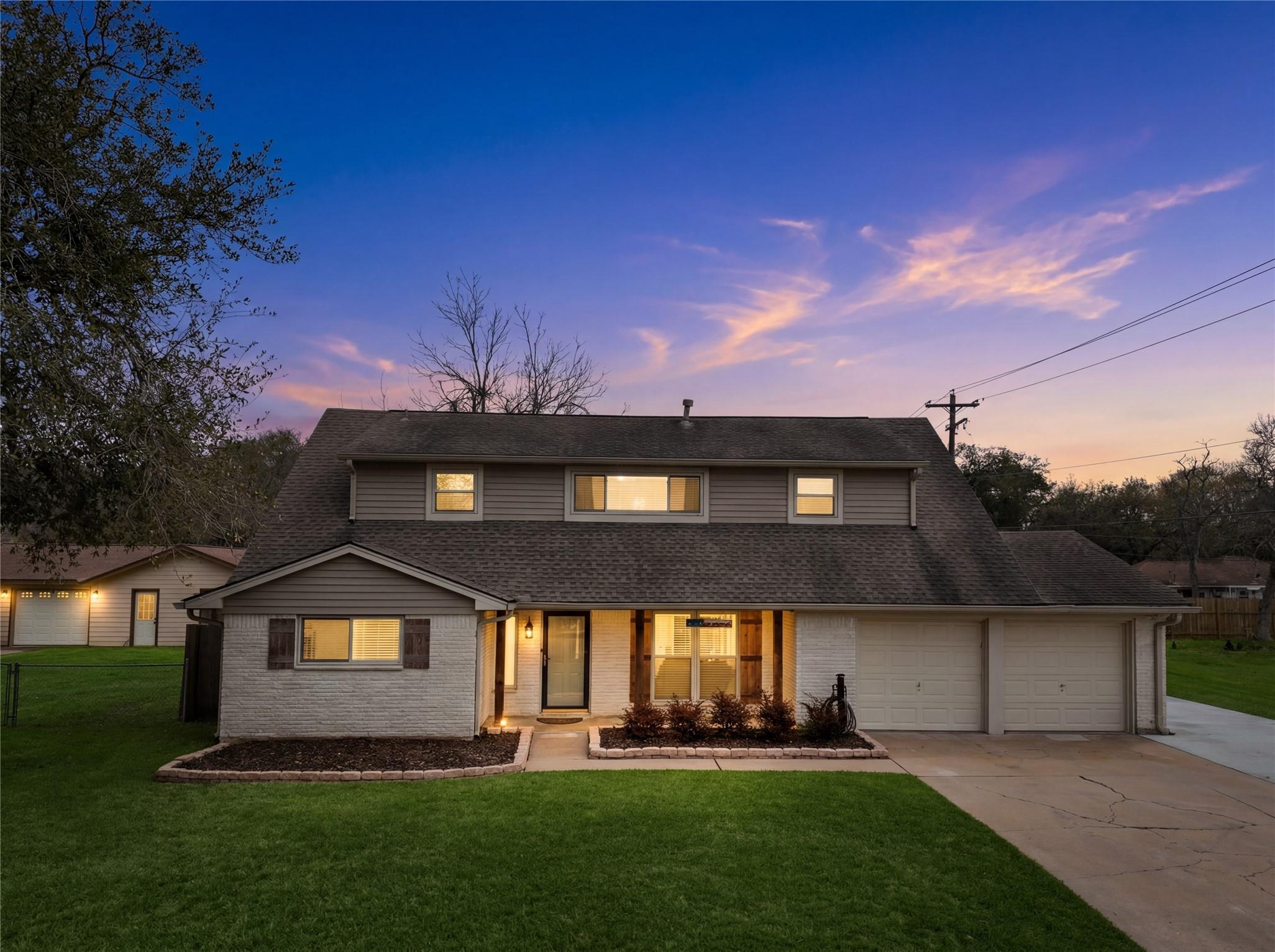 Image 2: Welcome Home 301 Mimosa Dr