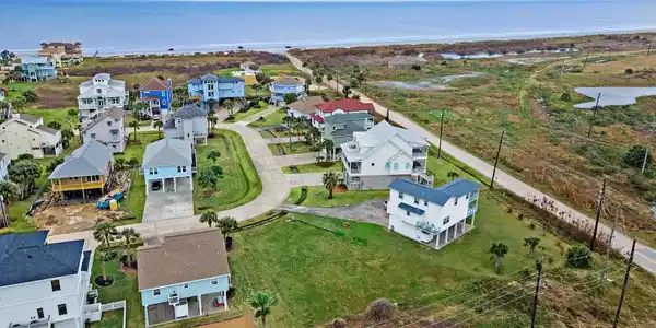 Image 4: Just a short stroll to the beach!  The neighborhoo