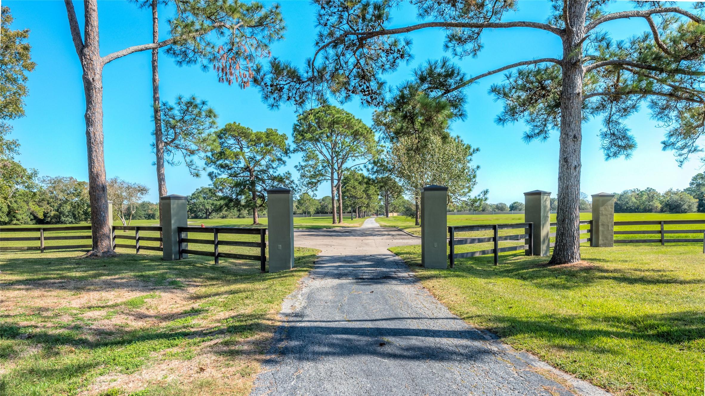 Image 2: Incredible privacy with automatic gated access ont