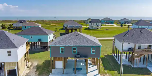 Image 4: Walkability to the shoreline, peaceful surrounding