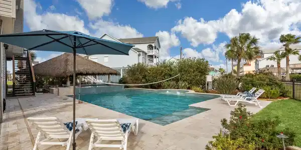 Image 3: Beautiful spacious pool with palapa and a swimup b