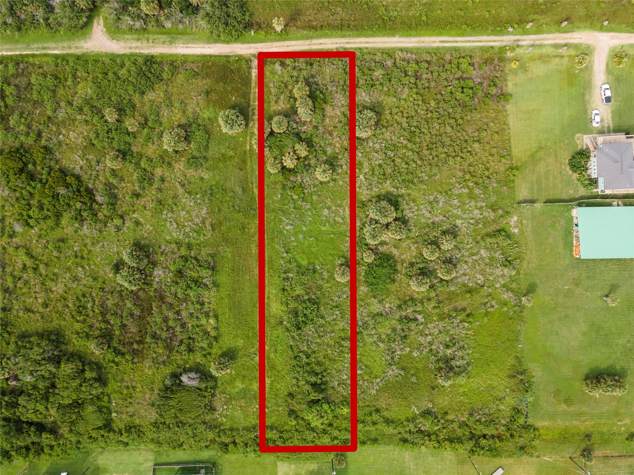 Image 2: Over 1/2 acre lot!