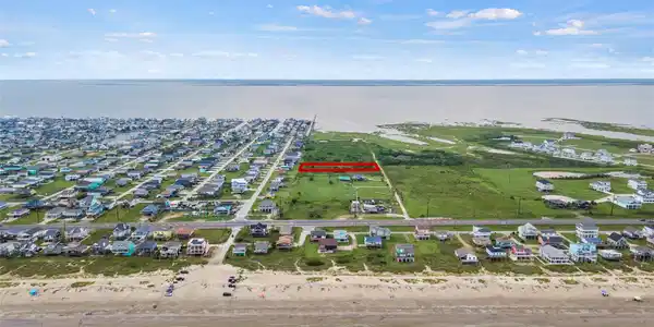 Image 3: Located between the bay and the beach as well as S