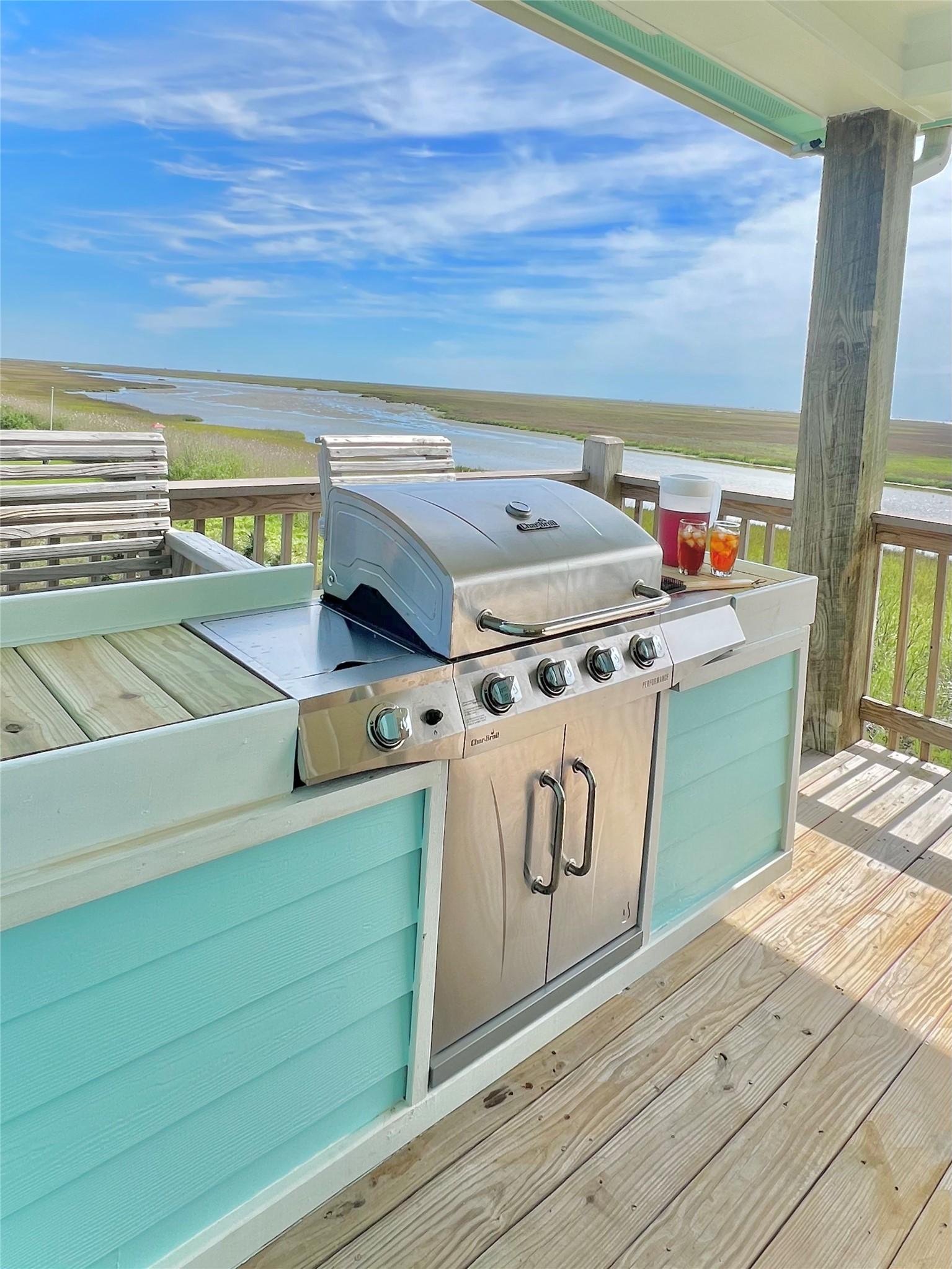 Image 4: What outdoor kitchen and grill has a better view t