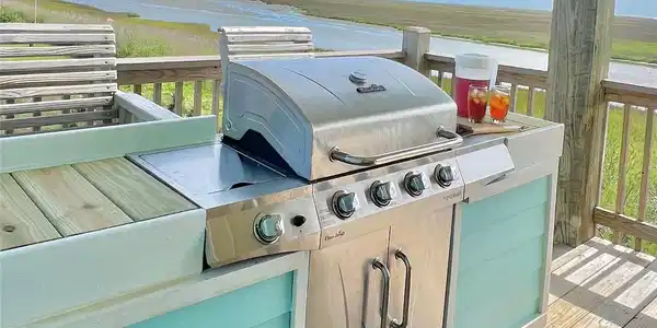 Image 4: What outdoor kitchen and grill has a better view t