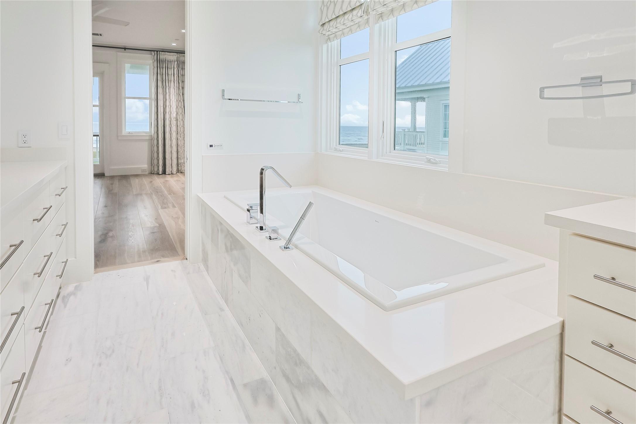 Image 4: Unwind in the XL BainUltra soaking tub in the prim