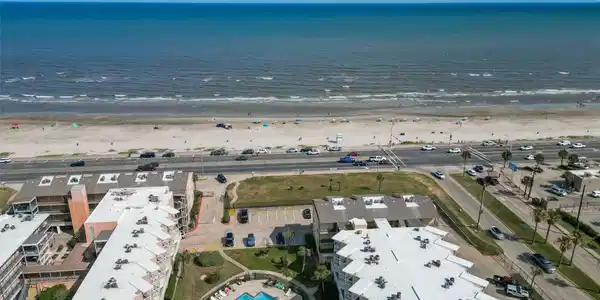Image 3: Enjoy the beach life, in this wonderful community