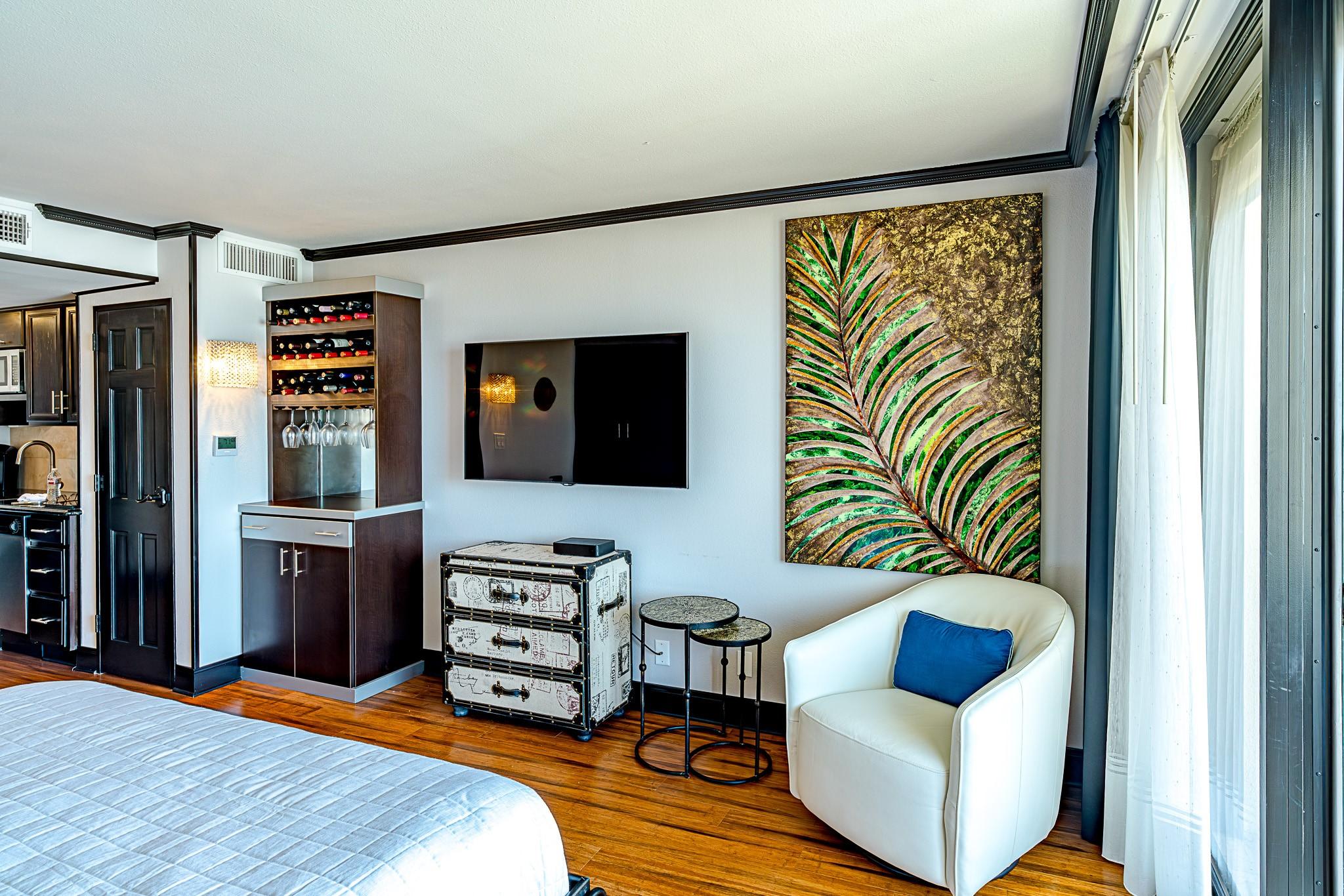 Image 4: Nice sitting area overlooking the views from insid