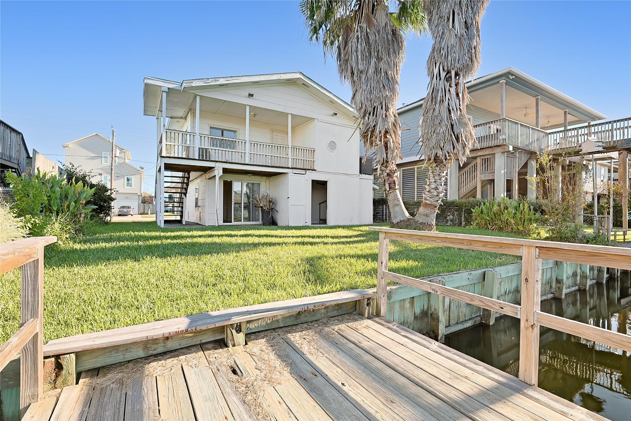 Image 3: Canal front living with your own dock