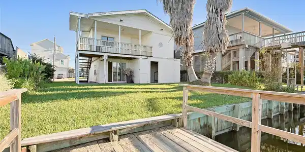 Image 3: Canal front living with your own dock