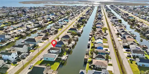Image 4: Just a short distance to the Bay