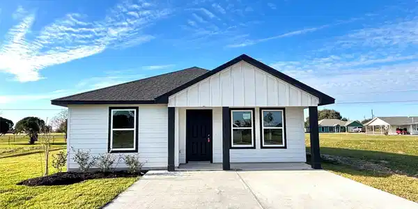 688 Swallow Dr