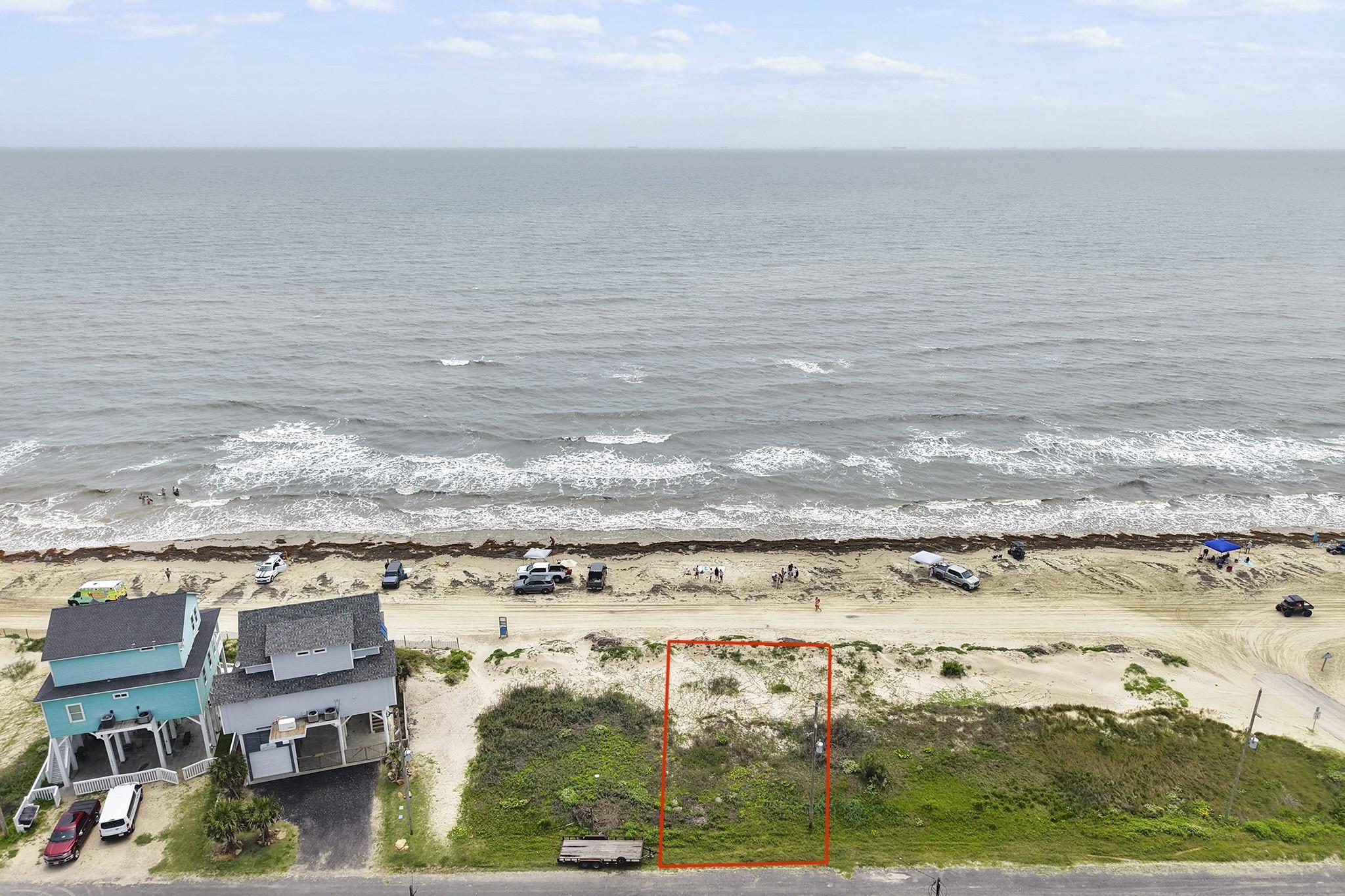 Image 4: Positioned just steps from the shoreline, this hom
