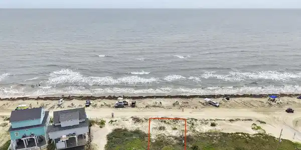 Image 4: Positioned just steps from the shoreline, this hom