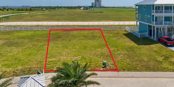Image 2: The outlined 6,085 SF homesite offers approximatel