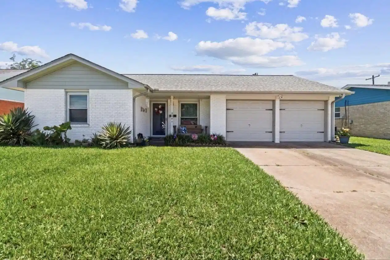 Image 1: This home has only had two owners.  It has been ex