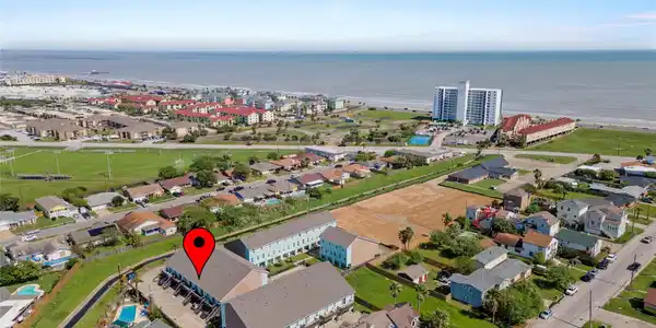 Image 2: Great location!