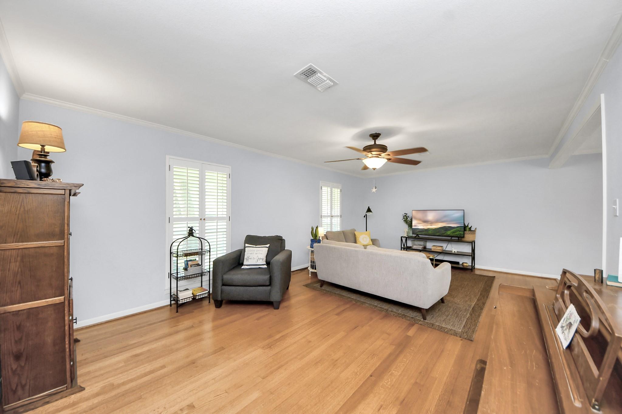 Image 4: Open floor plan provides flexibility to living roo