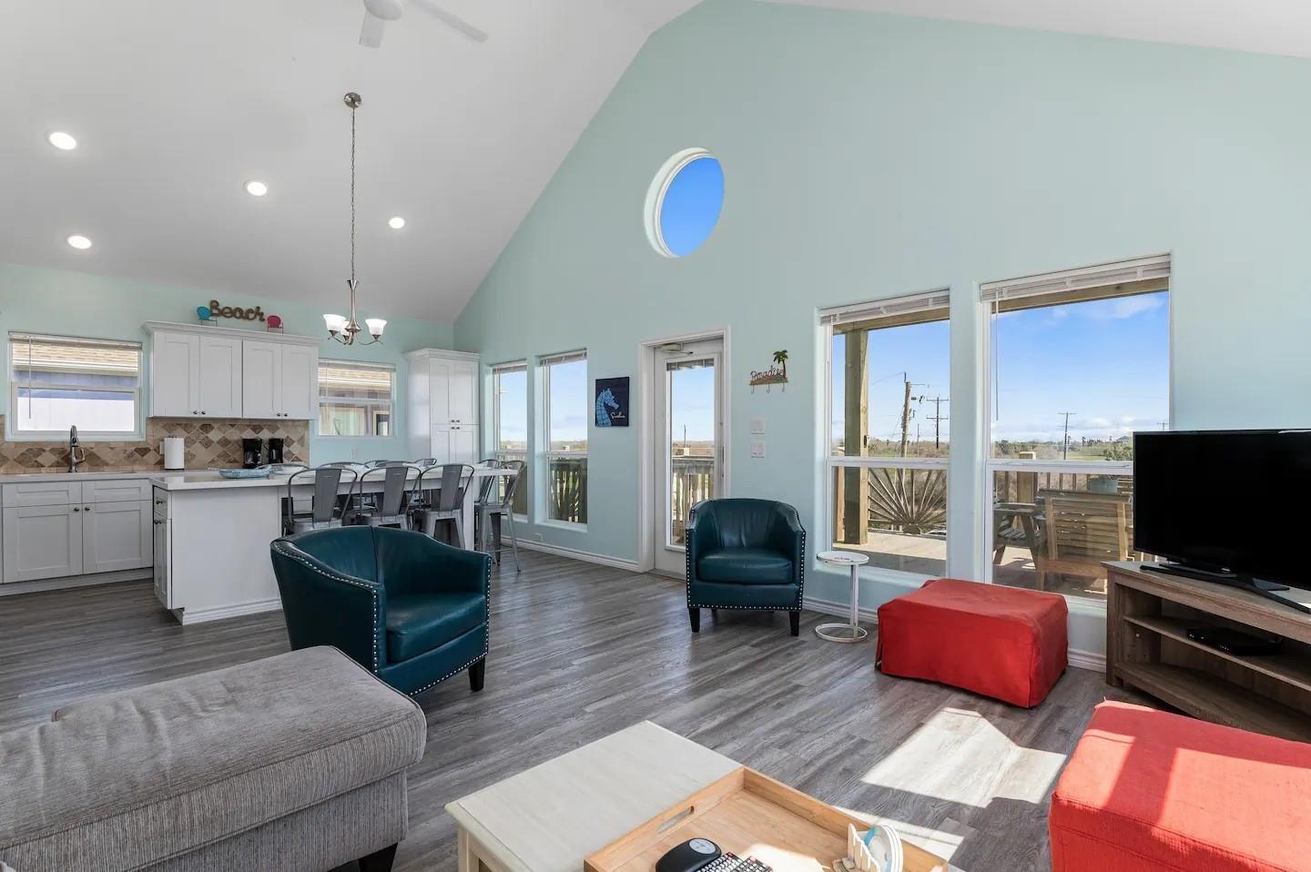 Image 3: Bright and Open living space with high ceilings, f