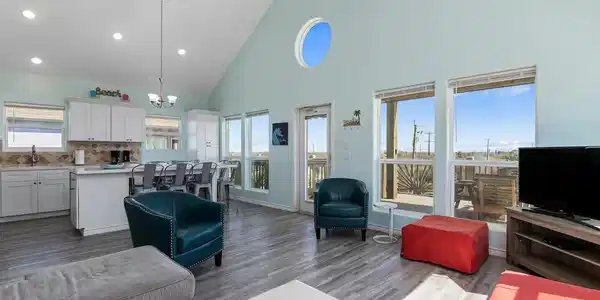 Image 3: Bright and Open living space with high ceilings, f