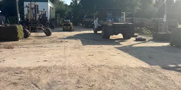 Image 2: Has a concrete slab as ylu drive in.