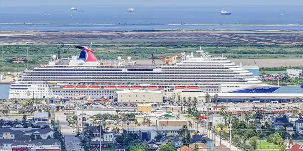 Image 4: Walk to the cruise ships!