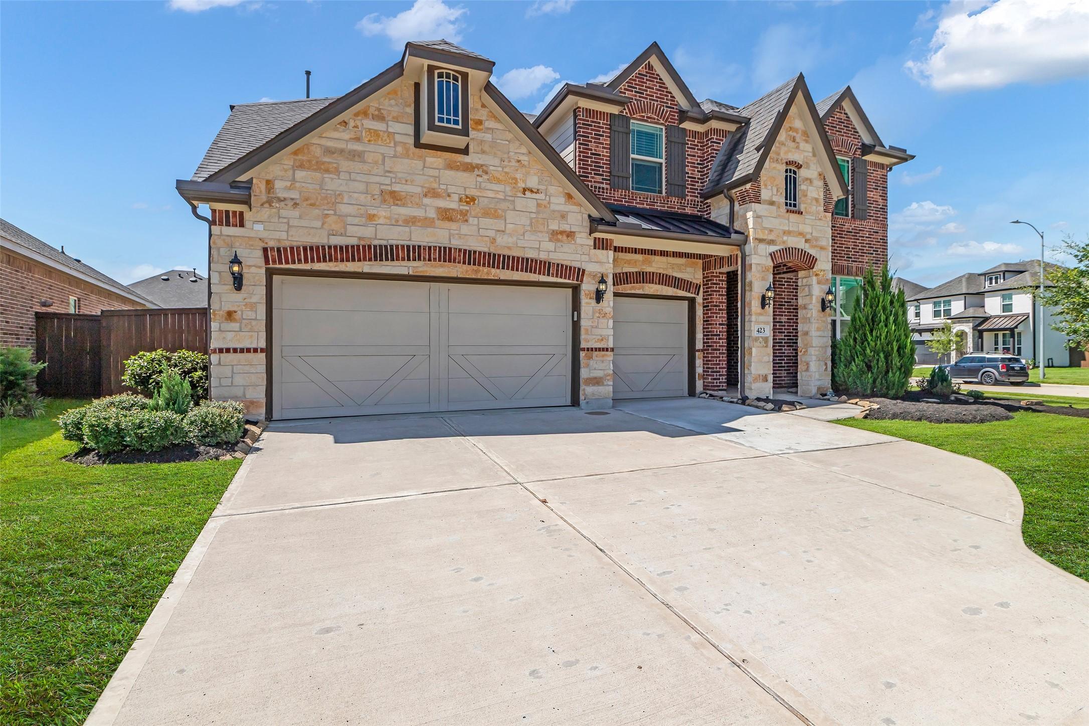 Image 2: Great features in this Edgewater gem such as this