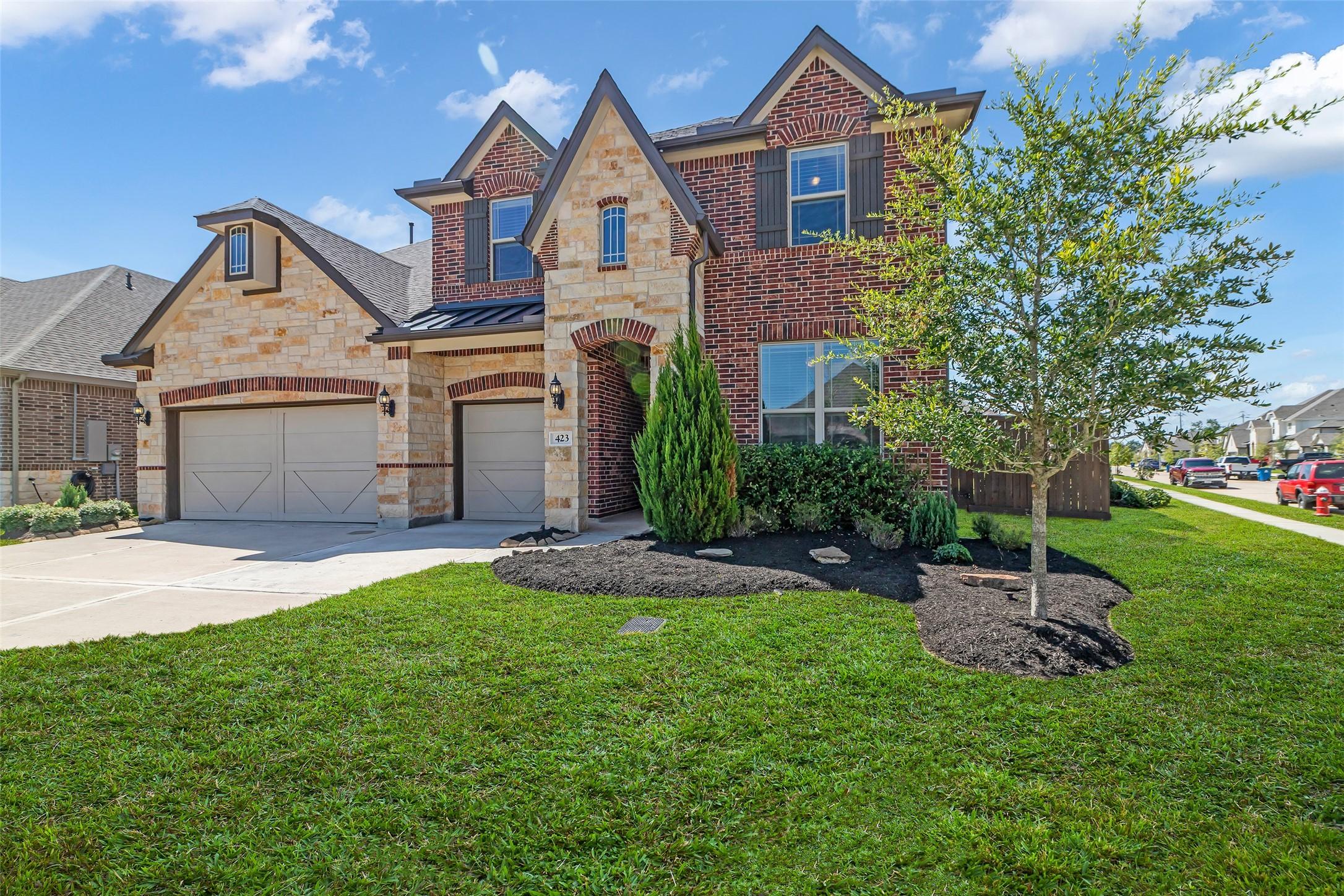 Image 3: Large corner lot with a huge backyard