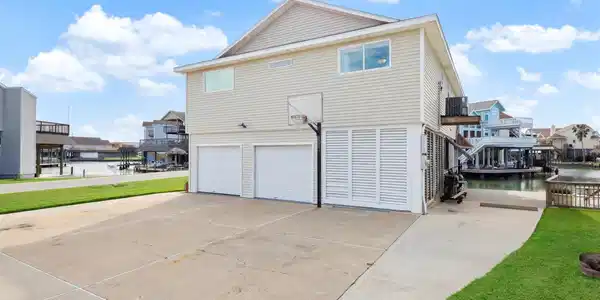 Image 3: front drive has room for expansion