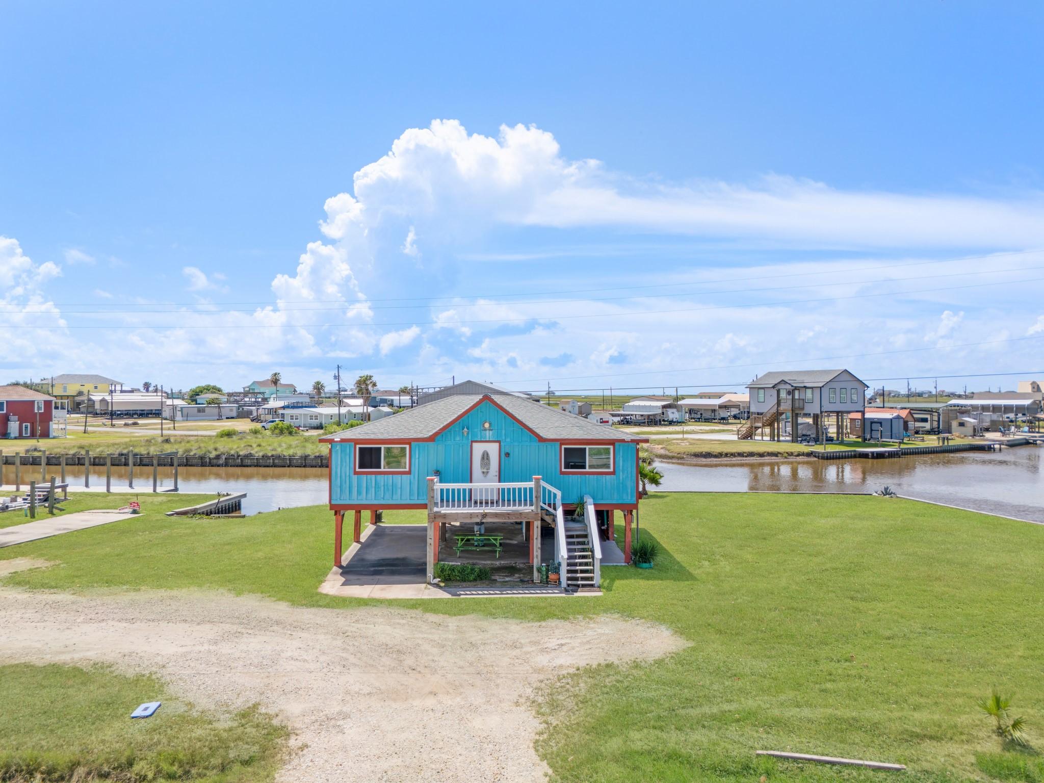 Image 4: Enjoy fishing and crabbing off your dock. Minutes