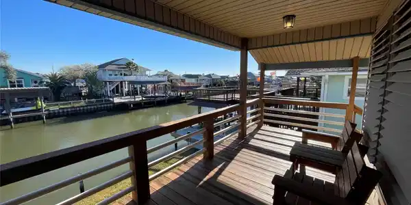 Image 4: Canal view from balcony facing south. Great spot f
