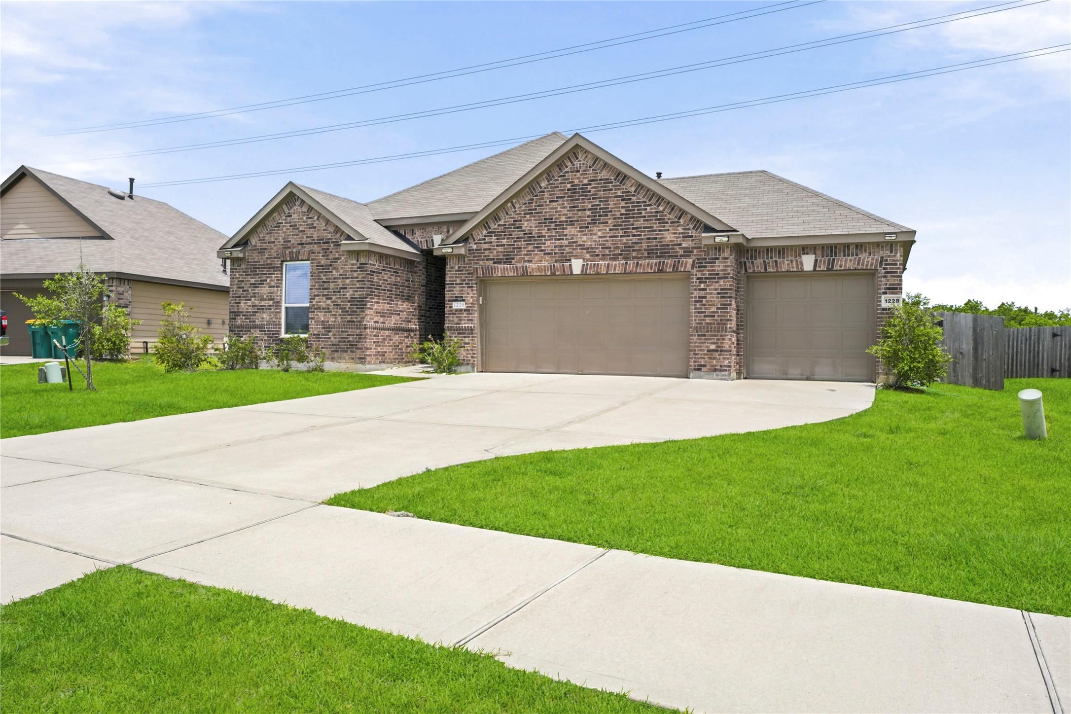 Image 3: Take a closer look at that impressive 3-car garage
