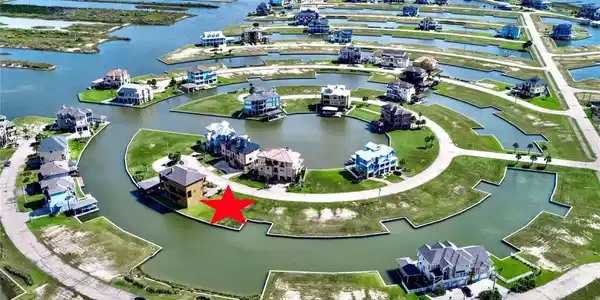 Image 2: Enjoy easy access to West Bay and the Intracoastal