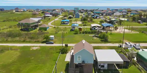 Image 2: Just a few blocks from beach bliss!