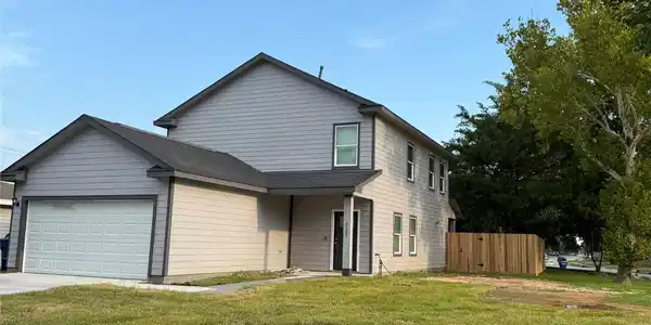 Image 3: Front Yard