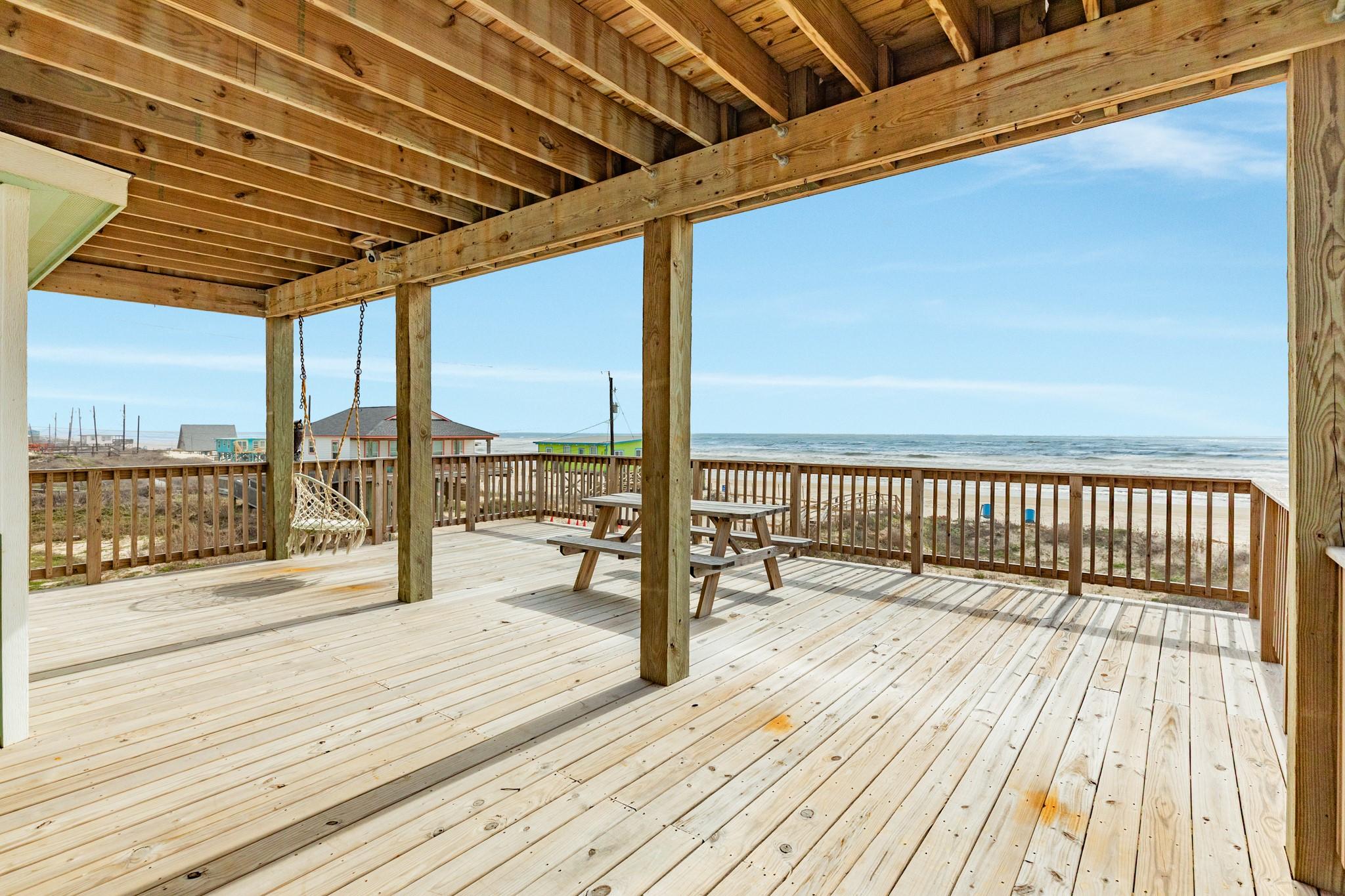 Image 3: Entertaining Area &ndash; Oversized covered deck featuri